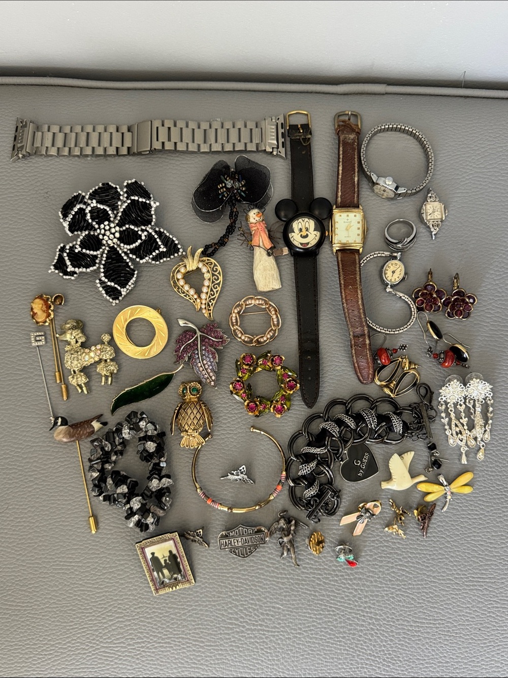 VINTAGE 44 PIECES ASSORTED BROOCHES EARRINGS STICK PINS RING BRACELETS WATCHES